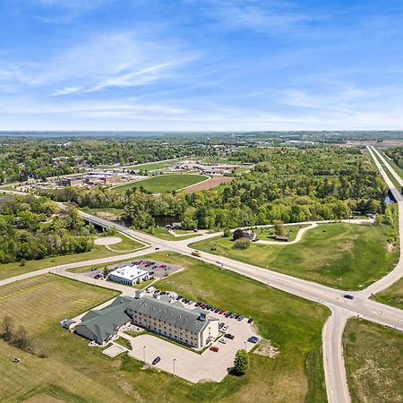Boarders Inn & Suites By Cobblestone Hotels - Shawano Buitenkant foto