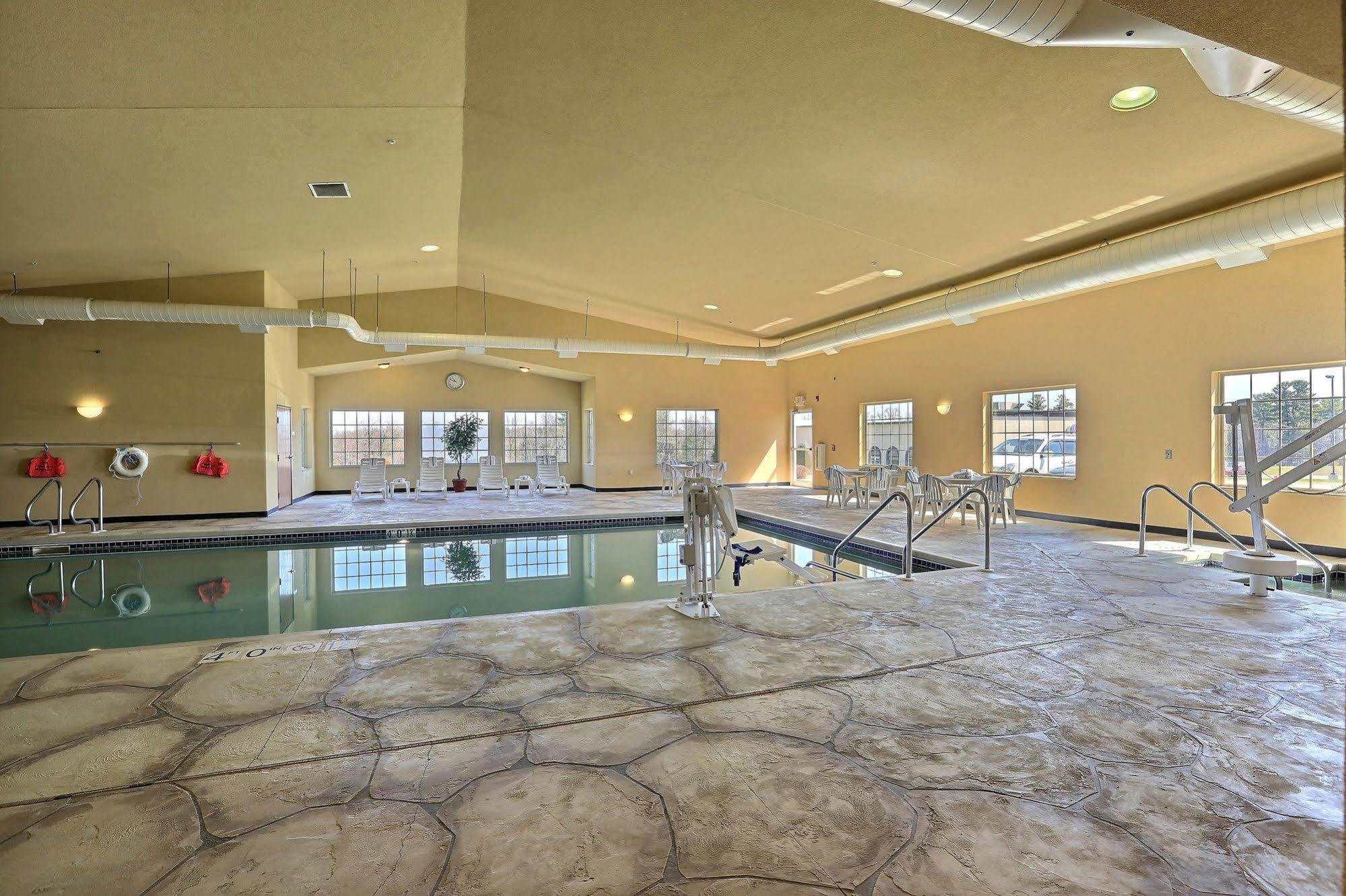 Boarders Inn & Suites By Cobblestone Hotels - Shawano Buitenkant foto